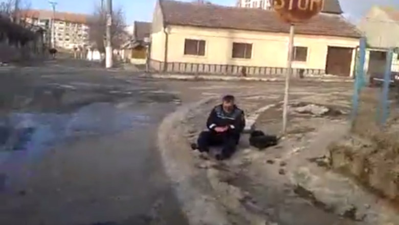 VIDEO. Imagini compromitatoare cu un politist cazut in mijlocul strazii. Superiorii vor sa afle daca era beat Imagine