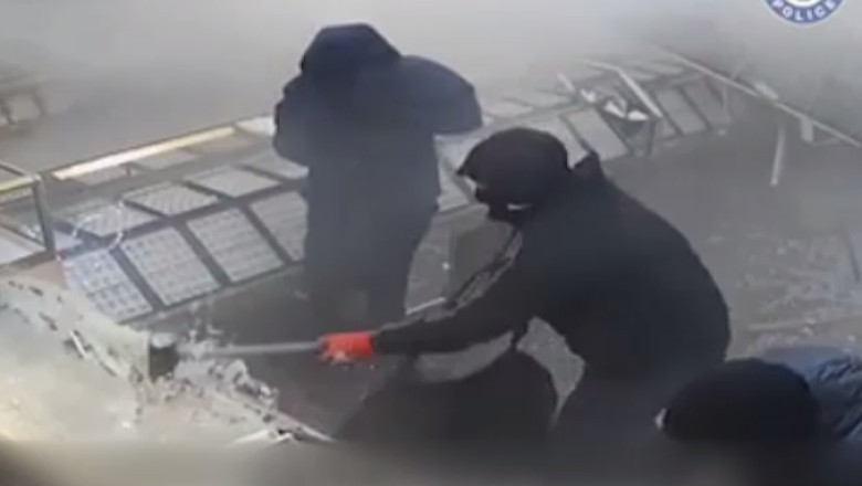 VIDEO. Imagini din timpul unui jaf spectaculos in Birmingham. Hotii au furat bijuterii in valoare de 300.000 de lire sterline Imagine