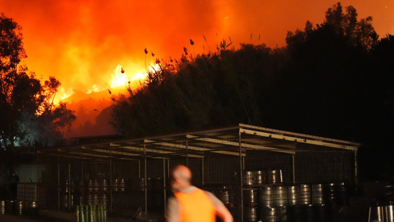 VIDEO Imagini dramatice: Destinatii de vacanta din Turcia si Grecia, devastate de incendii. Mai multi turisti romani au fost evacuati Imagine
