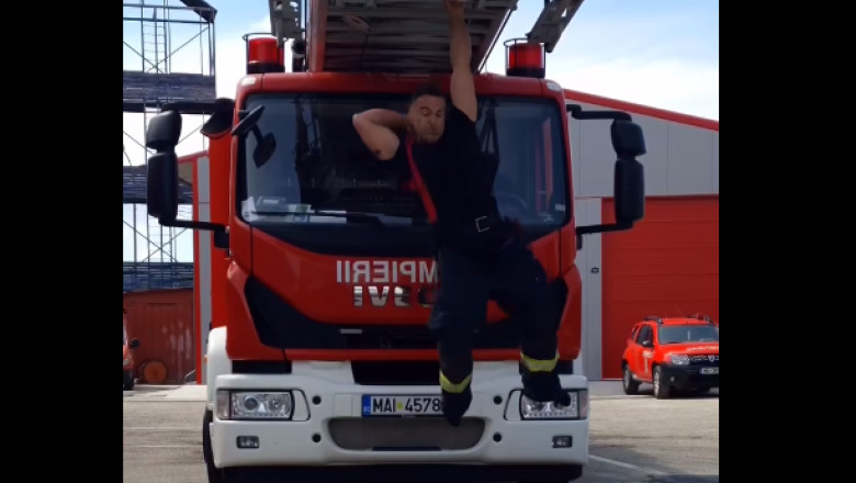 VIDEO. Imagini virale cu un pompier din Arges care se echipeaza pentru interventie Imagine