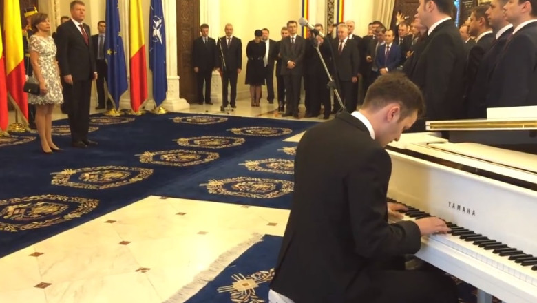 VIDEO. Imnul national, cantat de Valentin Astanculesei la Cotroceni, in ziua investirii lui Klaus Iohannis Imagine