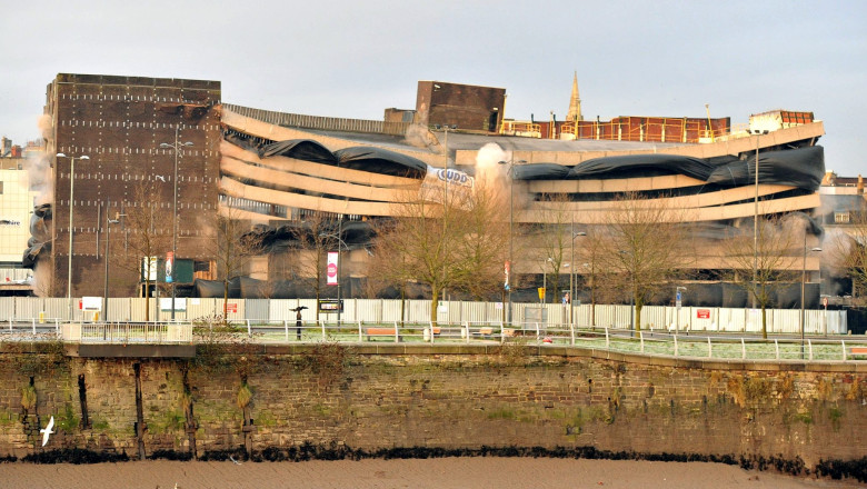 VIDEO Implozie controlata: O parcare este demolata in doar sase secunde Imagine