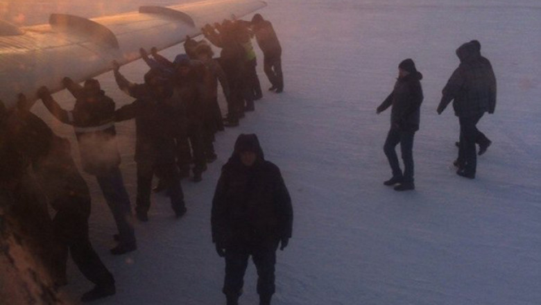 VIDEO. In Siberia, pasagerii imping un avion ca sa decoleze Imagine