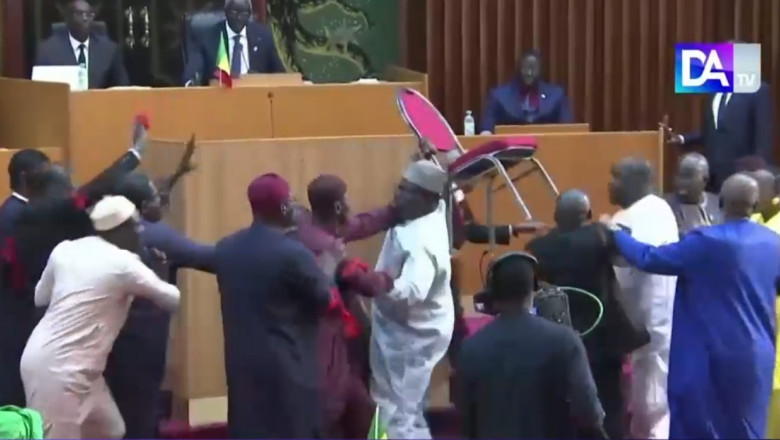 VIDEO Incaierare iscata in parlamentul din Senegal, dupa ce un deputat si-a palmuit o colega Imagine