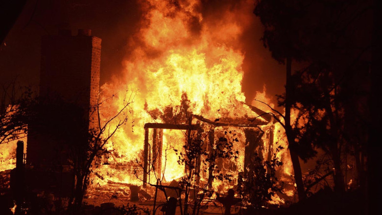 VIDEO. Incendiu de padure in California. Zeci de case au fost distruse de flacari Imagine