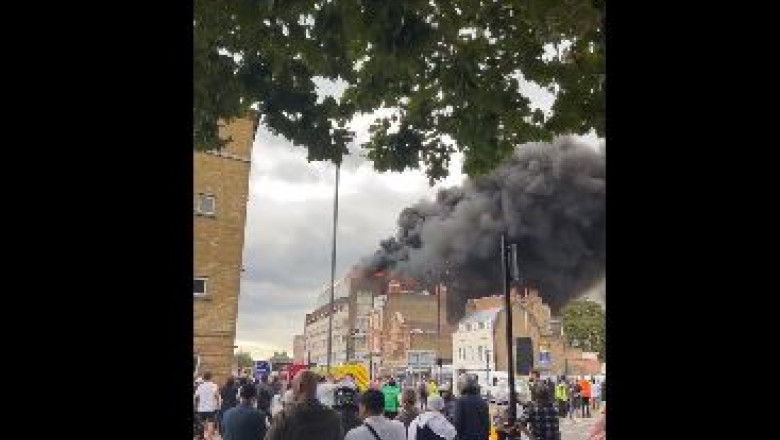 VIDEO. Incendiu de proportii in Londra. O cladire de birouri a fost cuprinsa de flacari Imagine