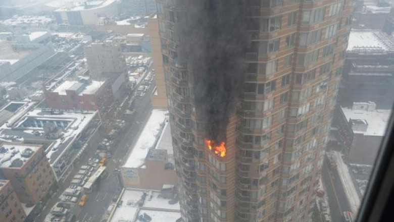 VIDEO. Incendiu intr-un bloc de locuinte din Manhattan Imagine
