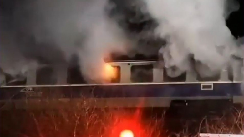 VIDEO Incendiu la un vagon de tren in Titu. Pasagerii au fost evacuati Imagine