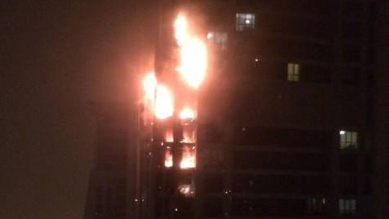 VIDEO. Incendiu masiv intr-un zgarie-nori din Dubai Imagine