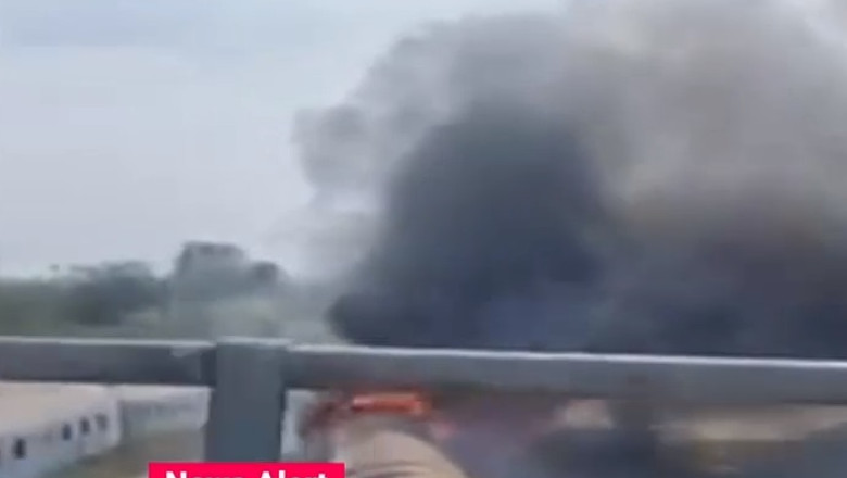 VIDEO Incendiu puternic in Bucuresti. Ard doua vagoane dezafectate, langa Gara de Nord Imagine