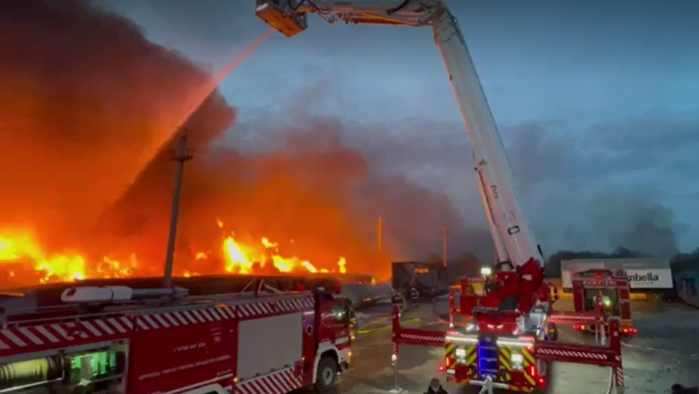 VIDEO. Incendiu puternic izbucnit la o hala din judetul Arges. Specialistii au identificat substante periculoase in zona Imagine