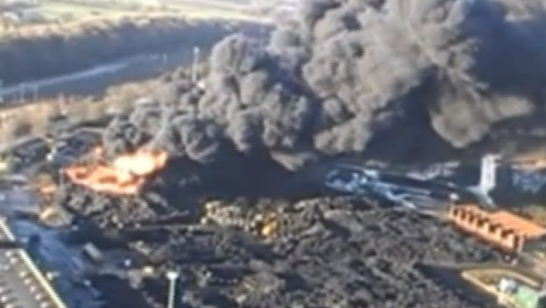 VIDEO. Incendiu puternic la o fabrica de cauciucuri din Marea Britanie Imagine