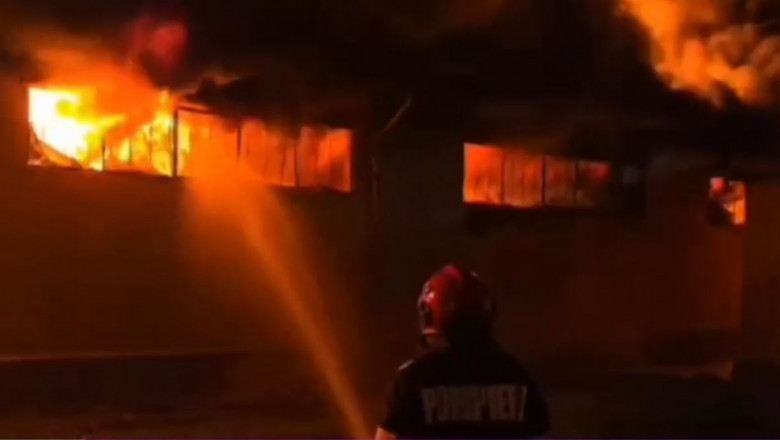VIDEO Incendiu puternic la o hala din Dambovita. A fost emis mesaj RO-Alert Imagine