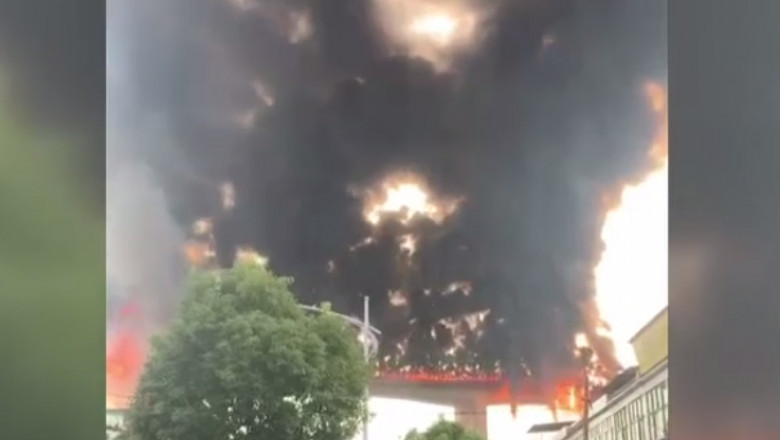 VIDEO. Incendiu urias dupa o coliziune pe autostrada, in China Imagine