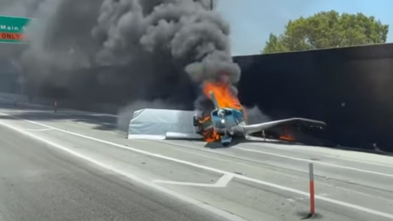VIDEO. Incident aviatic pe o autostrada din SUA. Un avion de mici dimensiuni a lovit o camioneta dupa care a luat foc Imagine