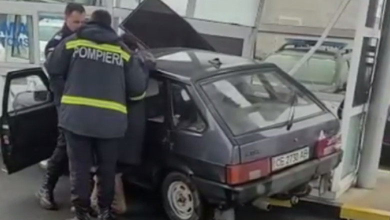VIDEO. Incident in vama: O femeie din Ucraina a intrat cu masina in ghereta de control a politistilor Imagine