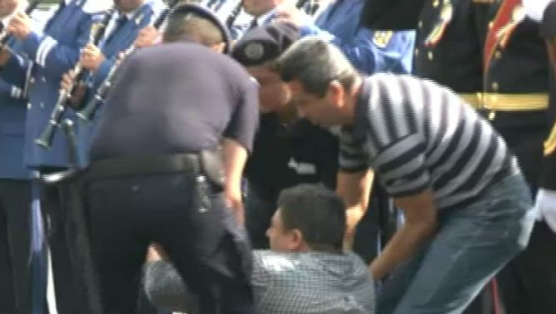 VIDEO. Incident la parada pompierilor. Un plutonier trecut in rezerva s-a trantit in mijlocul strazii Imagine