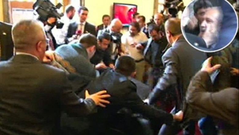 VIDEO Incident violent in Parlamentul Turciei: Liderul opozitiei de la Ankara, lovit cu pumnii Imagine