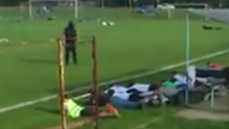 VIDEO. Interlopi prinsi pe terenul de fotbal, in timpul unui meci Imagine