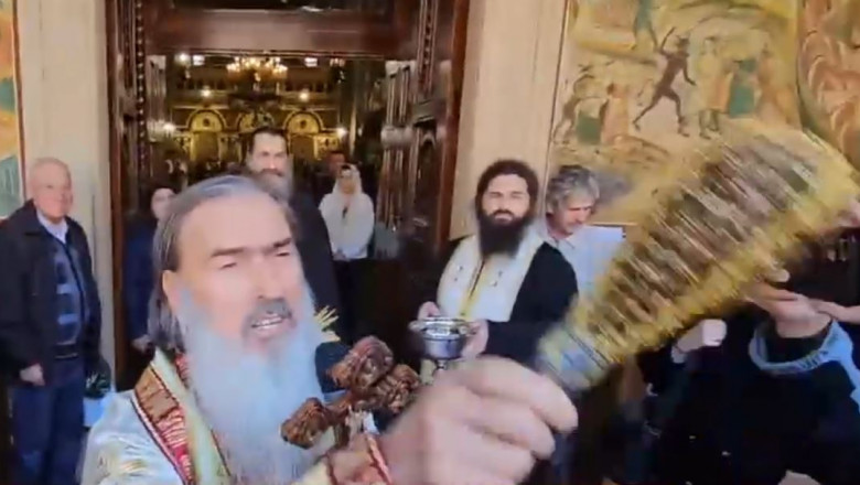 VIDEO IPS Teodosie, iesire nervoasa in fata presei. Arhiepiscopul Tomisului „a atacat” jurnalistii cu agheasma Imagine