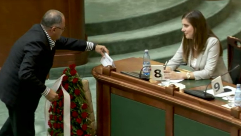VIDEO. Ironii la adresa ministrului de Finante. Liberalii i-au adus o coroana „pentru decesul economiei romanesti” Imagine
