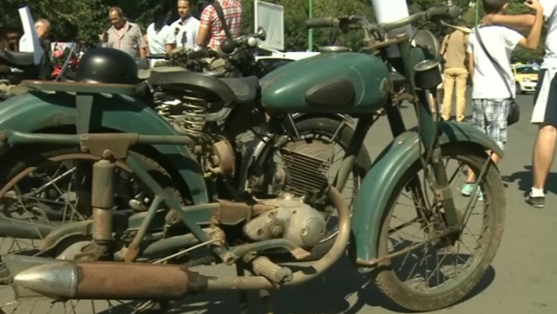 VIDEO Istorie pe doua roti. Parada de motociclete retro in Parcul Carol Imagine