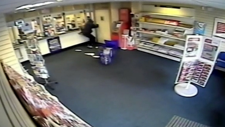 VIDEO Jaf original in Ajunul Craciunului la ghiseul postal: Un hot perseverent patrunde prin tavanul fals Imagine