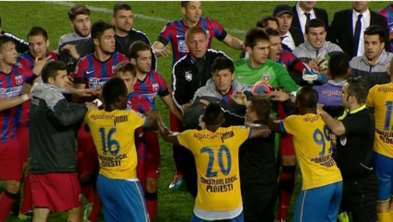 VIDEO. Jucatorii si oficialii Petrolului s-au luat la bataie cu stelistii Imagine