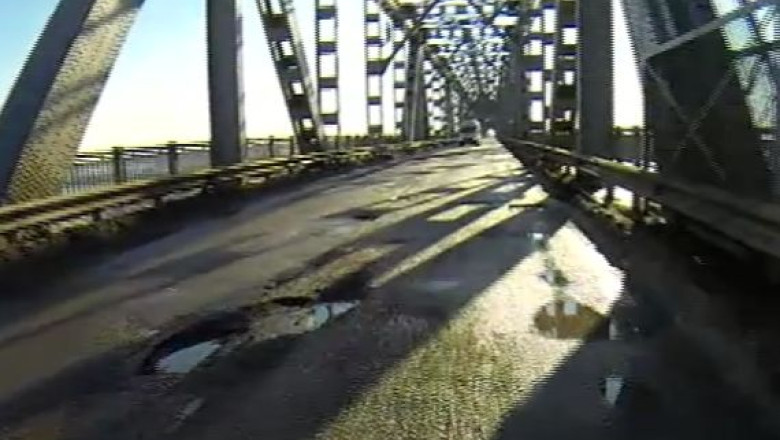 VIDEO. Jumatatea romaneasca a podului Giurgiu-Ruse este plina de gropi Imagine