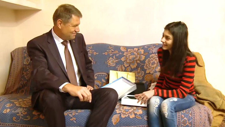 VIDEO. Klaus Iohannis, in vizita la o adolescenta a carei mama e plecata la munca in strainatate Imagine