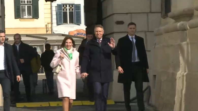 VIDEO Klaus Iohannis si Prima Doamna participa la slujba de Pastele Catolic in Sibiu Imagine