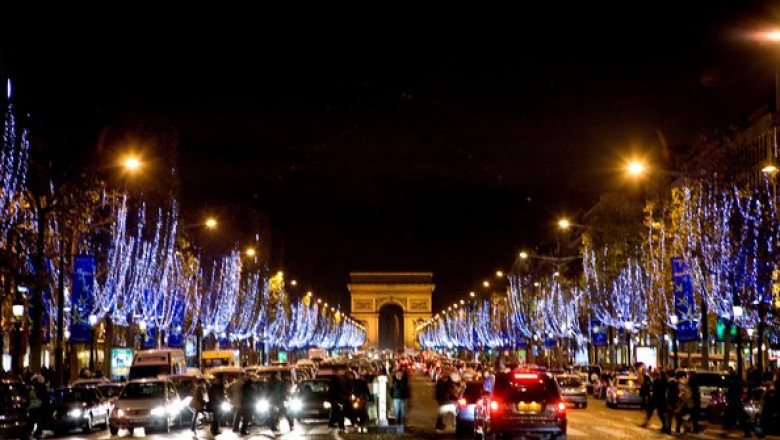 VIDEO. La Paris au fost aprinse luminile de Craciun Imagine