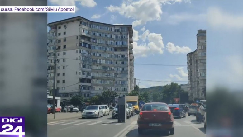 VIDEO La plimbare cu frigiderul pe trecerea de pietoni. Imagini amuzante surprinse intr-o intersectie aglomerata din Iasi Imagine