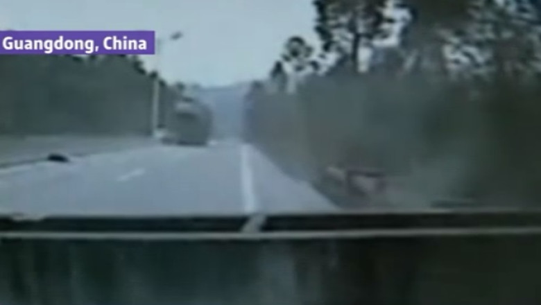 VIDEO. La un pas de dezastru. Soferul unui autobuz a evitat la limita sa fie lovit de un bloc de beton Imagine