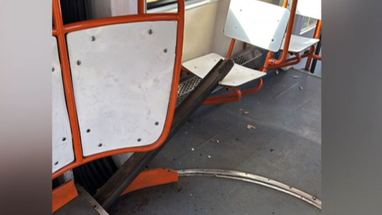 VIDEO La un pas de o tragedie: O bucata de sina a strapuns podeaua unui tramvai, pe un bulevard din Bucuresti. Reactia STB Imagine