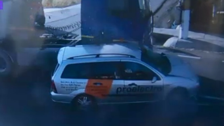VIDEO. Lovit de un camion pentru ca nu s-a asigurat Imagine