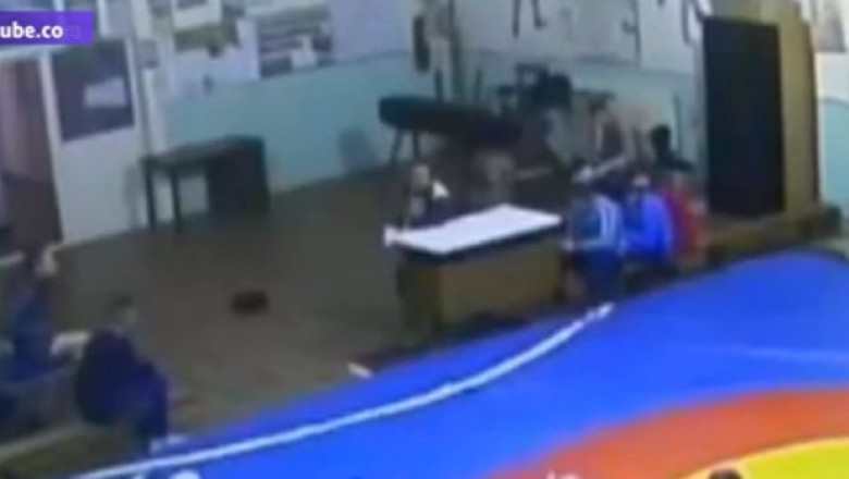 VIDEO. Luptator din Vaslui, batut de antrenor, sub ochii colegilor  Imagine