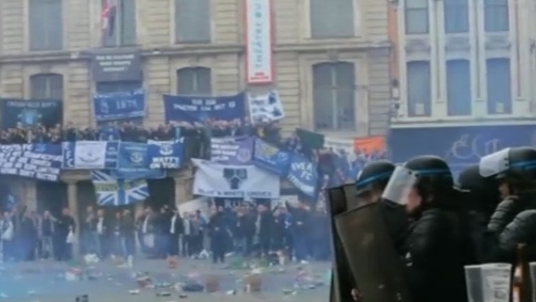 VIDEO: Lupte de strada la Lille, unde sute de fani britanici s-au incaierat cu politistii Imagine