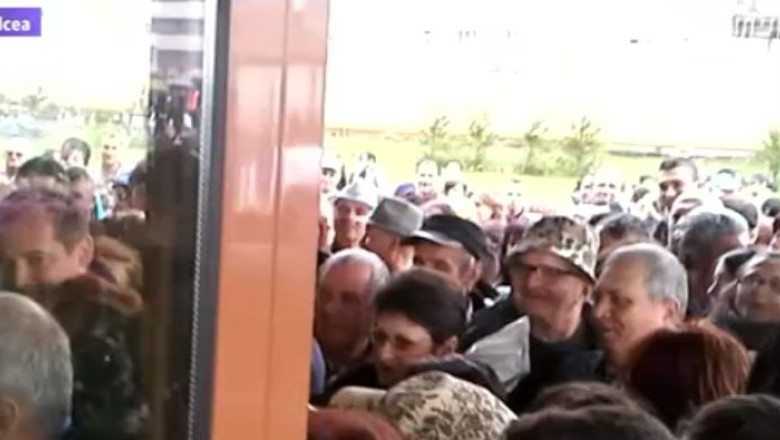 VIDEO. Magazin sub presiune. Sute de oameni s-au inghesuit, la Ramnicu Valcea, sa cumpere oale si tigai la promotie Imagine