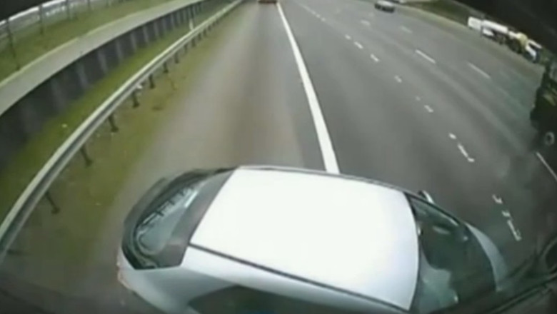 VIDEO. Masina acrosata de un tir si impinsa aproape 100 de metri pe o autostrada din Marea Britanie Imagine