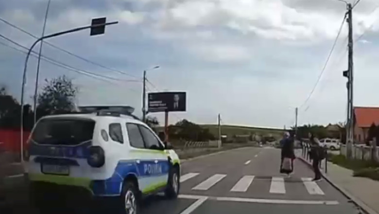 VIDEO. Masina de politie, la un pas sa spulbere doua femei pe trecerea de pietoni Imagine