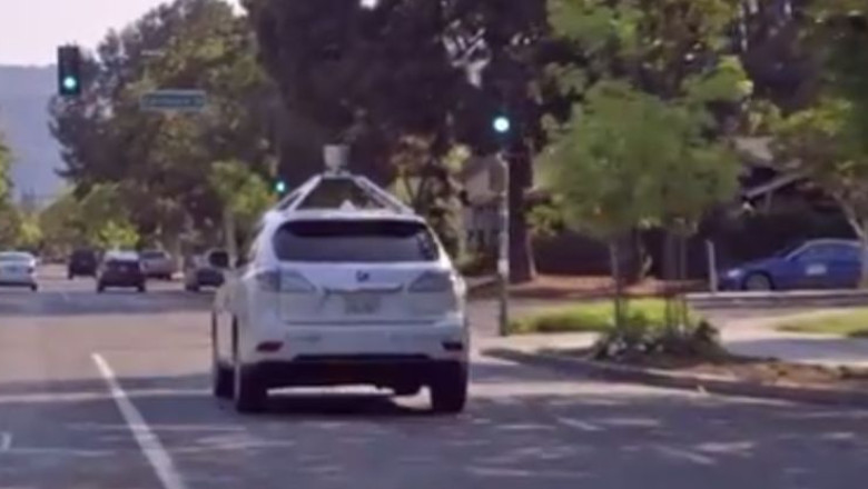 VIDEO. Masina Google fara sofer poate detecta semne de circulatie si semnalele politistilor Imagine