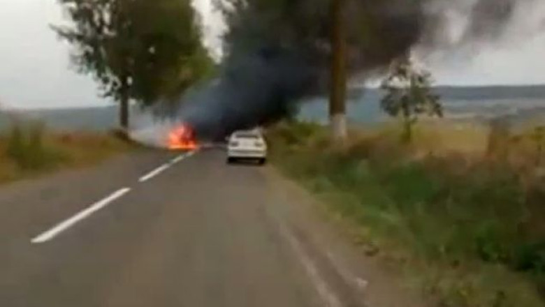 VIDEO. Masina in flacari, in plina strada Imagine