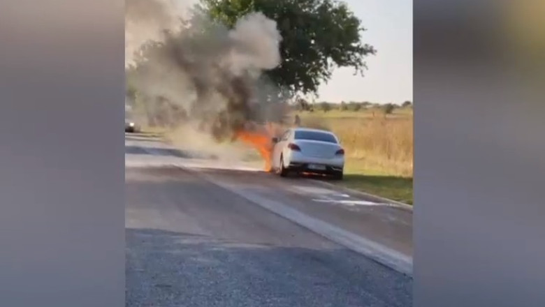 VIDEO Masina prefectului de Olt a luat foc in mers. La volan era sefa Cancelariei prefectului, care imprumutase automobilul Imagine