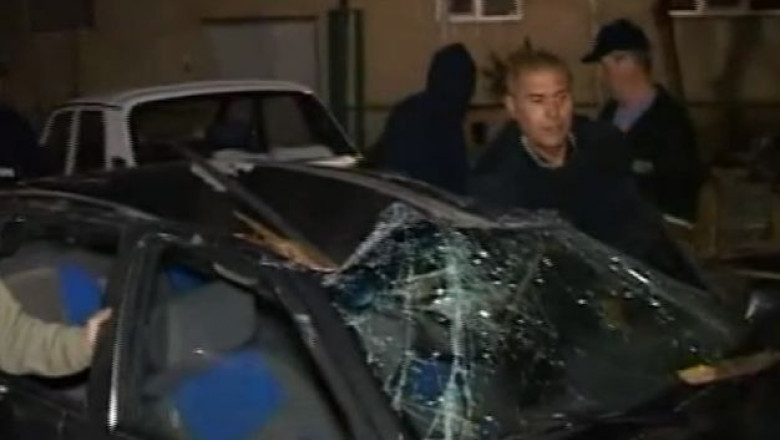 VIDEO. Masini distruse de un acoperis luat de vant Imagine