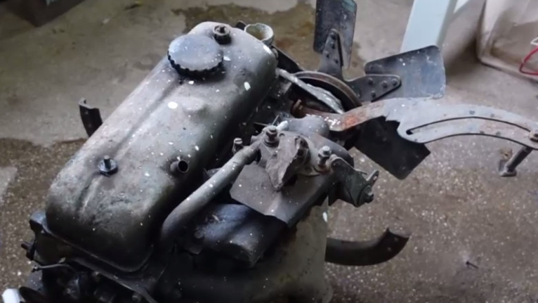VIDEO. Materialul didactic din scolile profesionale, vechi de zeci de ani. Tineri mecanici invata meserie pe un motor de Dacia 1100 Imagine
