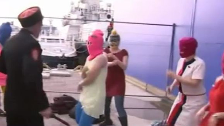 VIDEO Membrele Pussy Riot, biciuite de cazacii care asigura ordinea publica in Soci Imagine