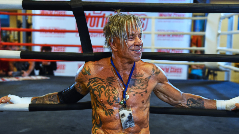 VIDEO. Mickey Rourke face senzatie in ringul de box! La 62 de ani si-a facut adversarul KO Imagine
