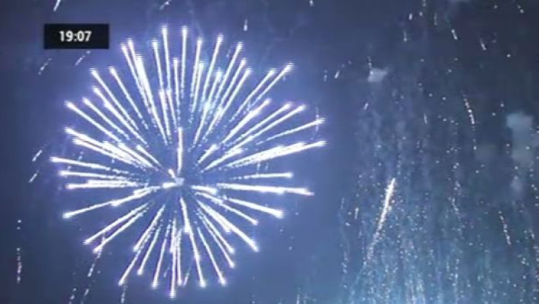 VIDEO. Mii de artificii, facute cadou de Ambasada Chinei, au fost lansate din fata Palatului Parlamentului Imagine