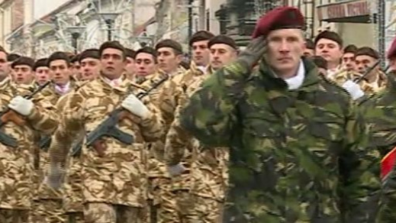 VIDEO. Militarii, politistii, jandarmii si pompierii au defilat in marile orase Imagine